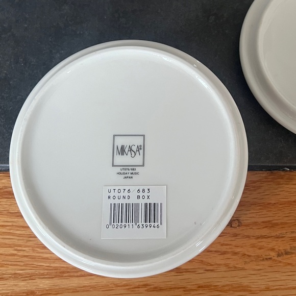 Mikasa Decorative Holiday Bowl w/ Lid - Picture 6 of 7